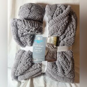 KNITTED THROW BLANKET